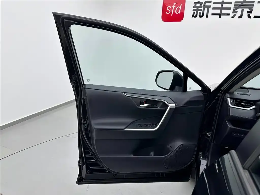 Toyota RAV4 — фото 2