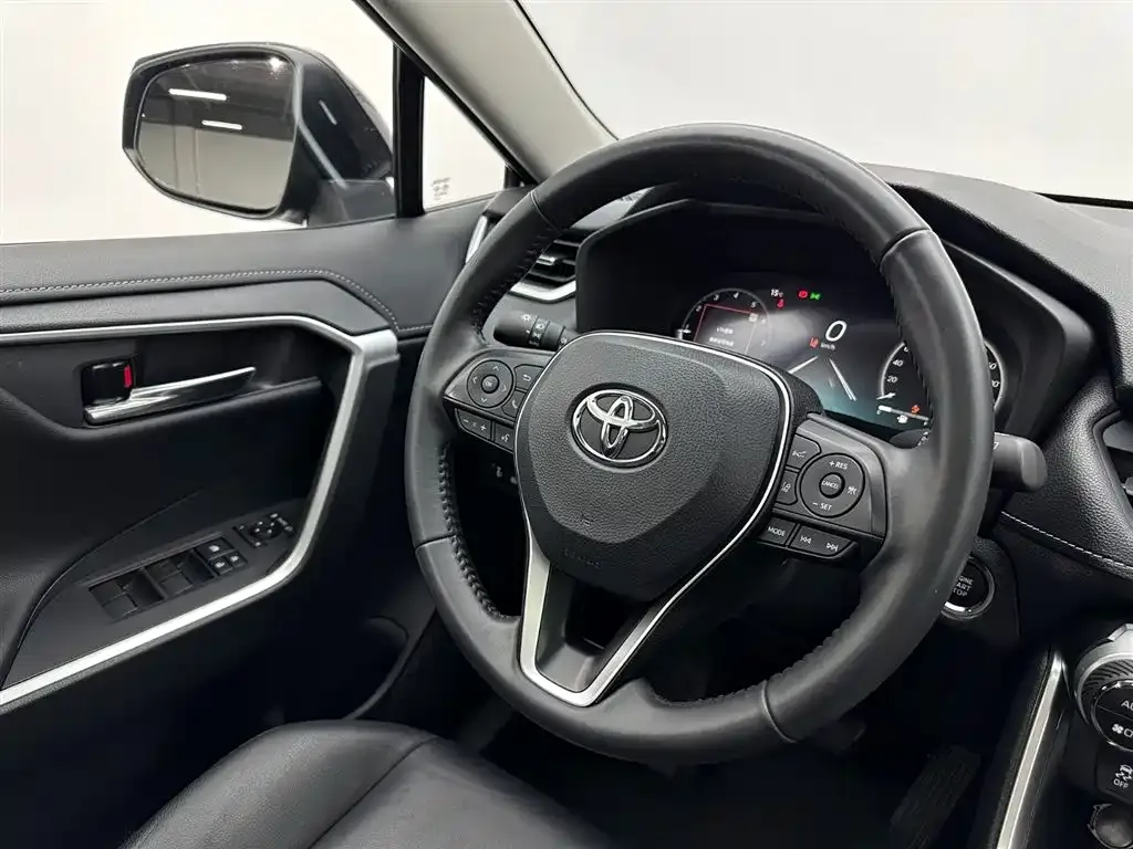Toyota RAV4 — фото 10