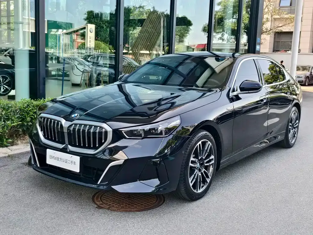 BMW 5 Series — фото 1
