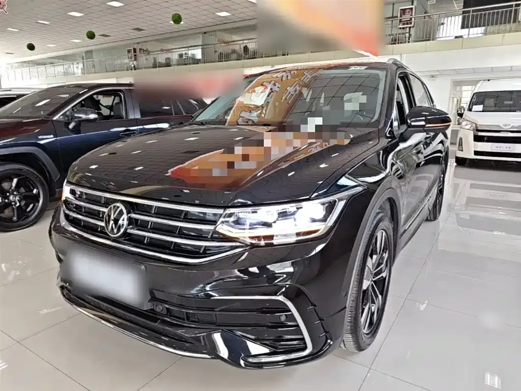 Volkswagen Tiguan L — фото 1