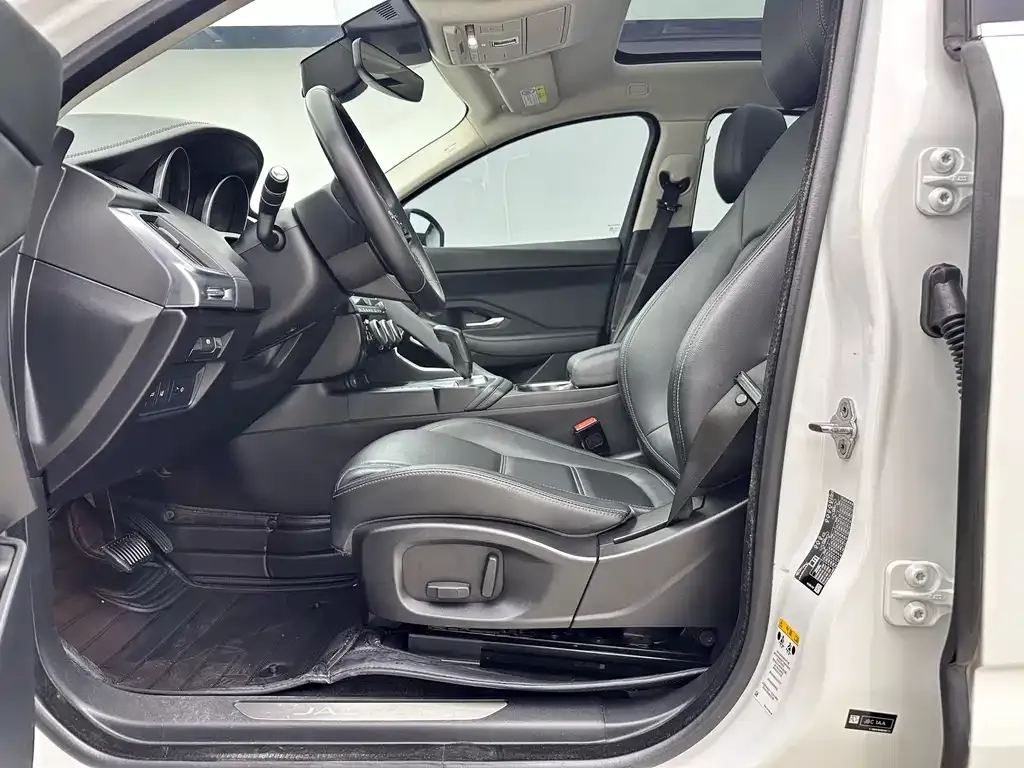 Jaguar E-PACE — фото 10