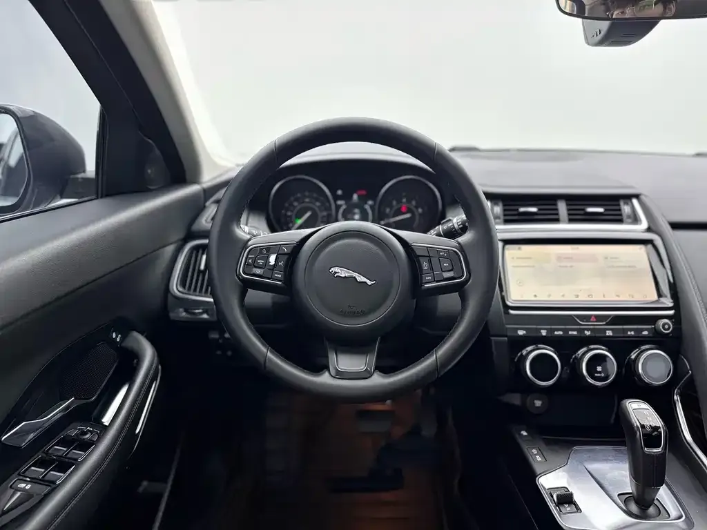 Jaguar E-PACE — фото 6