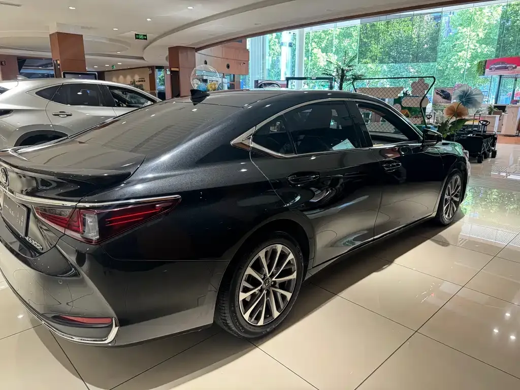 Lexus ES — фото 10