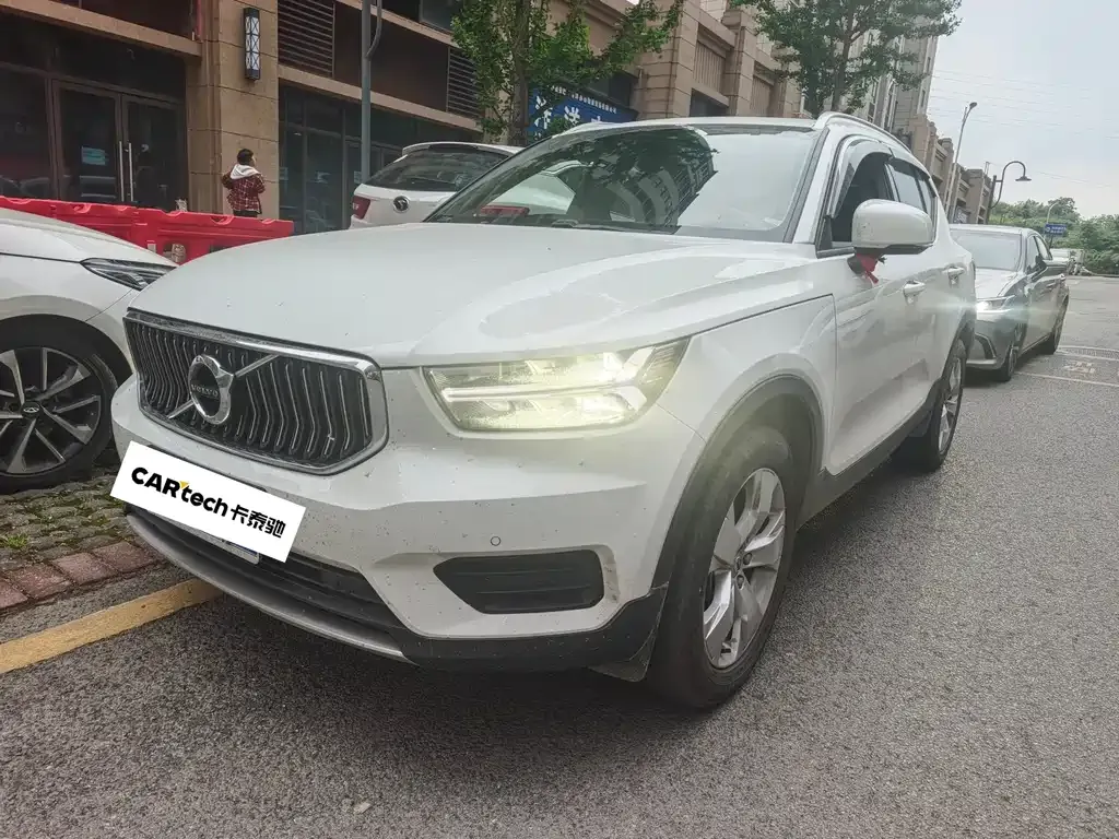 Volvo XC40 — фото 1
