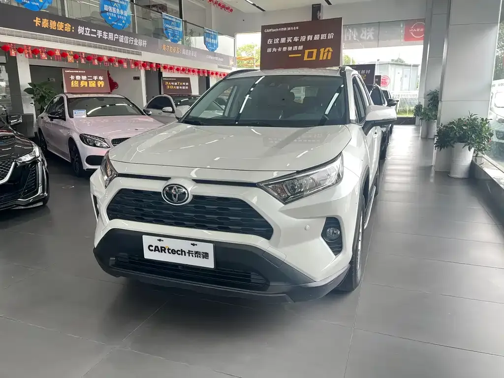Toyota RAV4 — фото 1