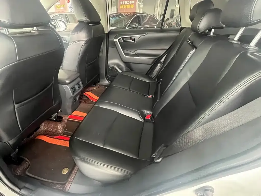 Toyota RAV4 — фото 3