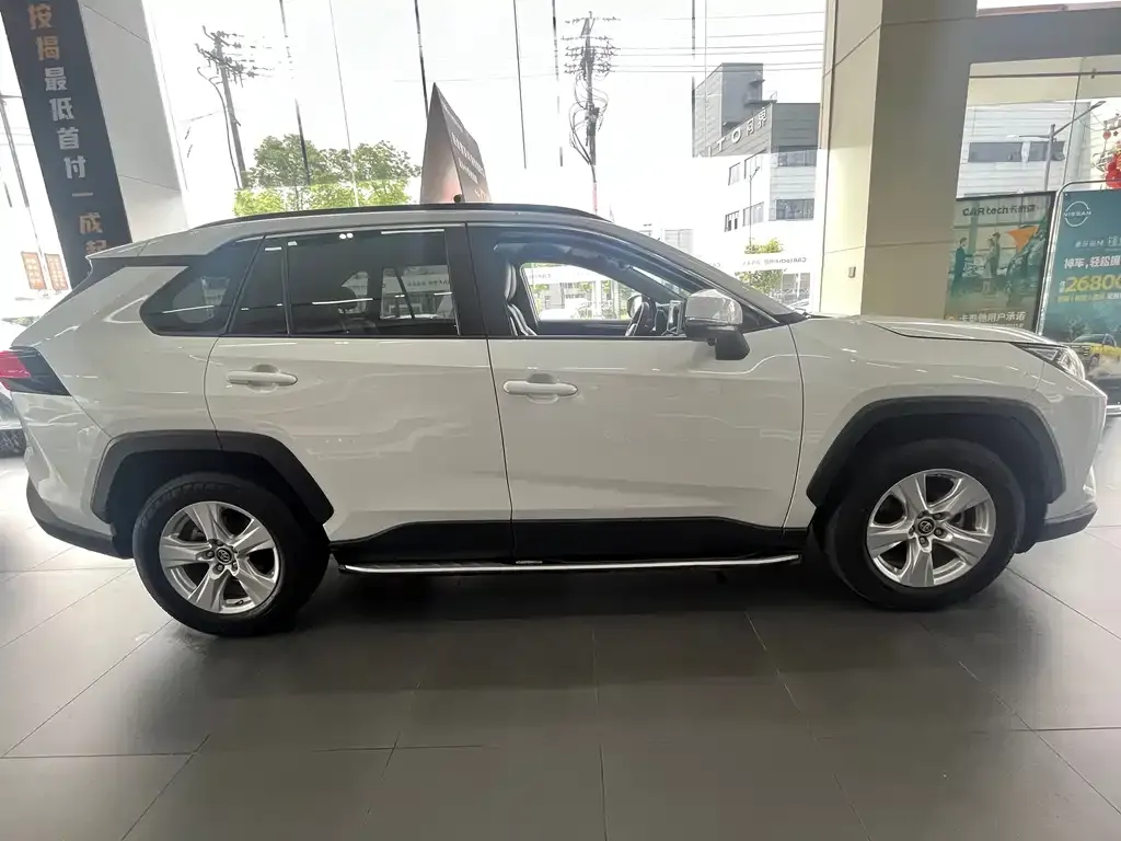 Toyota RAV4 — фото 8