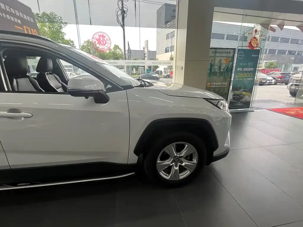 Toyota RAV4 — фото 2