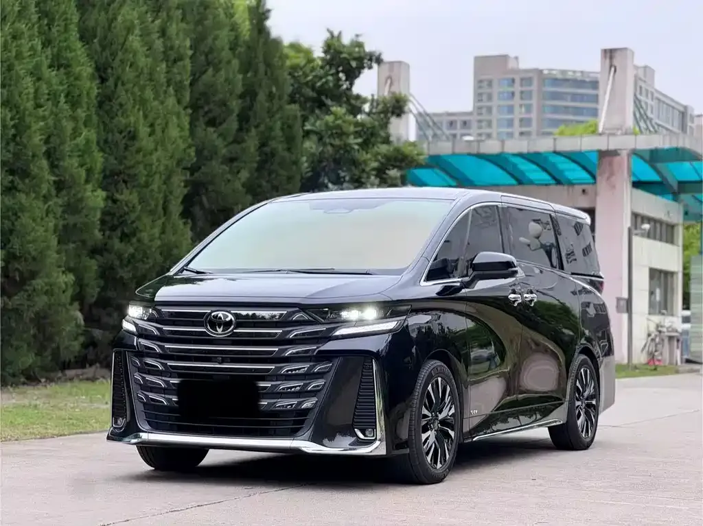 Toyota Alphard — фото 1