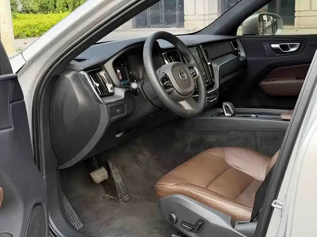 Volvo XC60 — фото 4