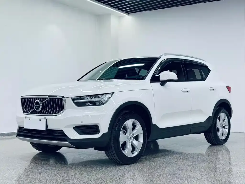 Volvo XC40 — фото 1