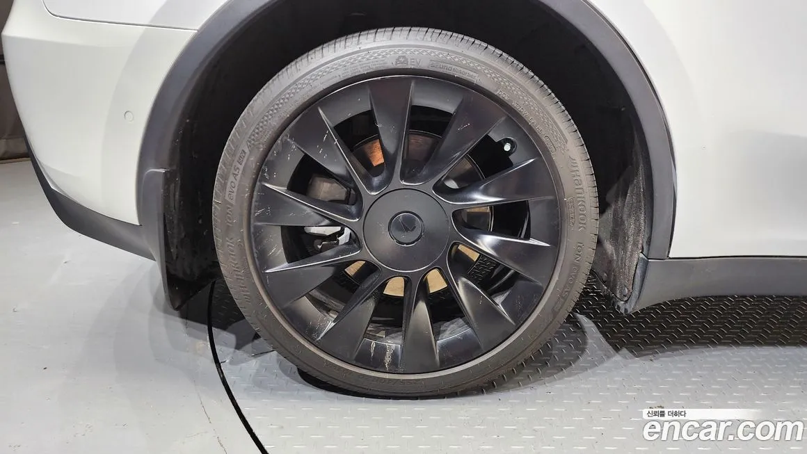 Tesla Model Y — фото 9