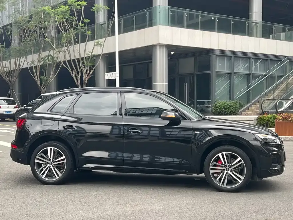 Audi Q5L — фото 10