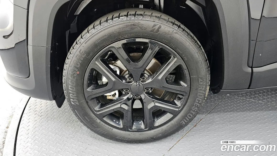 Jeep Renegade — фото 10