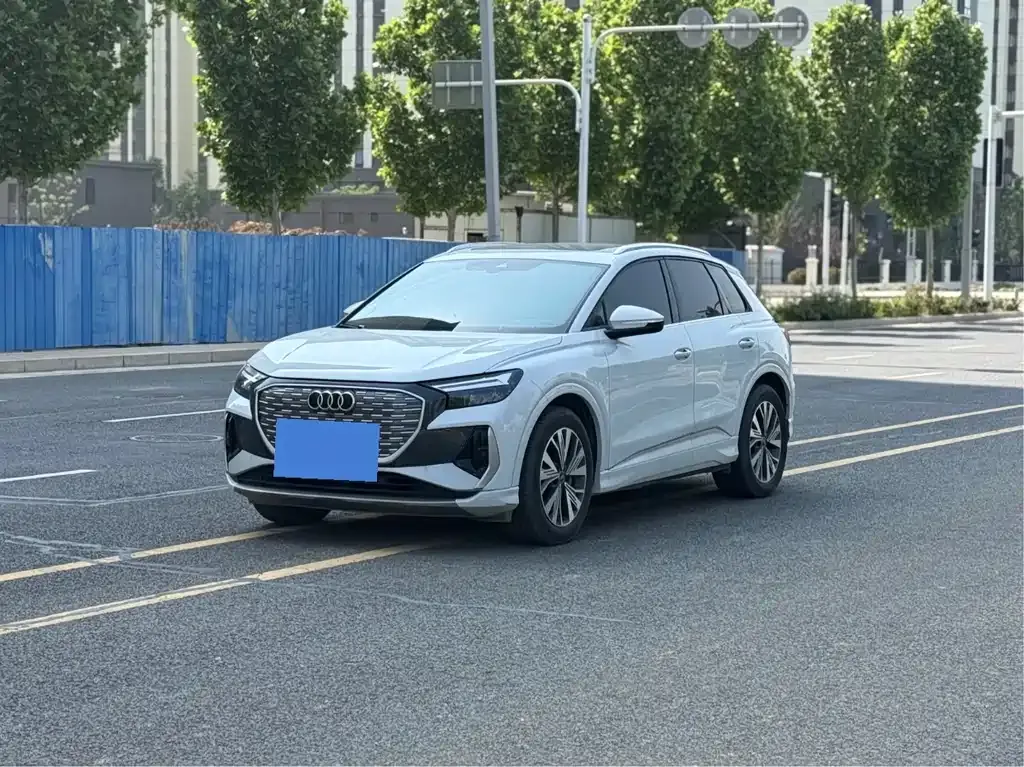 Audi Q4 e-tron — фото 1