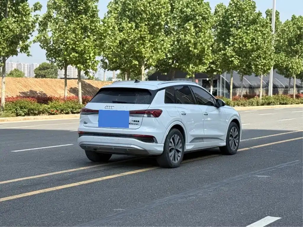 Audi Q4 e-tron — фото 8