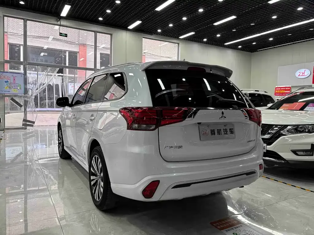 Mitsubishi Outlander — фото 10