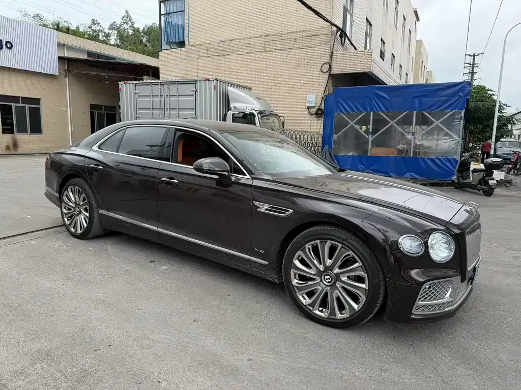 Bentley Flying Spur — фото 1