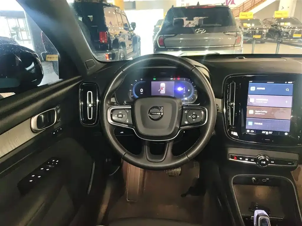 Volvo XC40 — фото 10