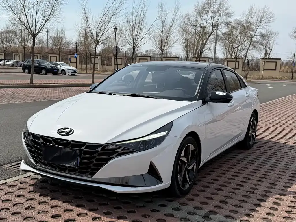 Hyundai Elantra — фото 1