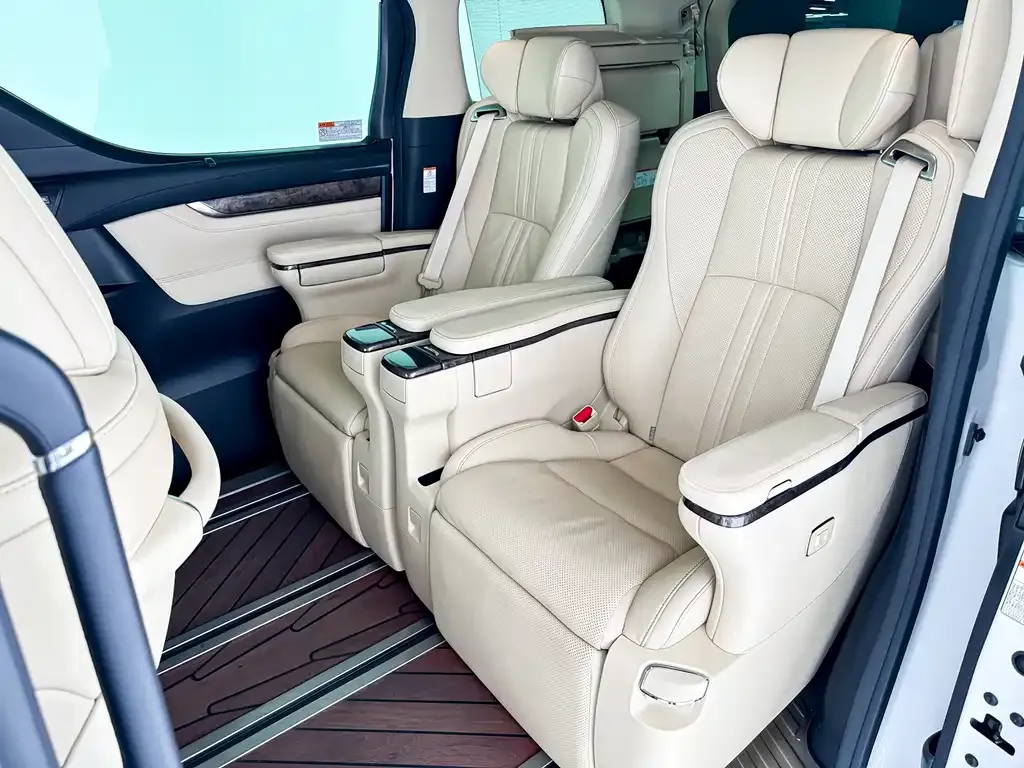 Toyota Alphard — фото 9