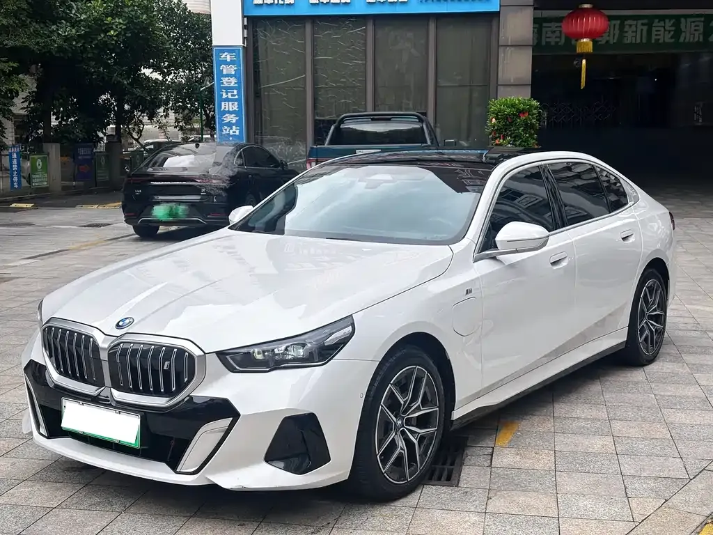 BMW i5 — фото 1