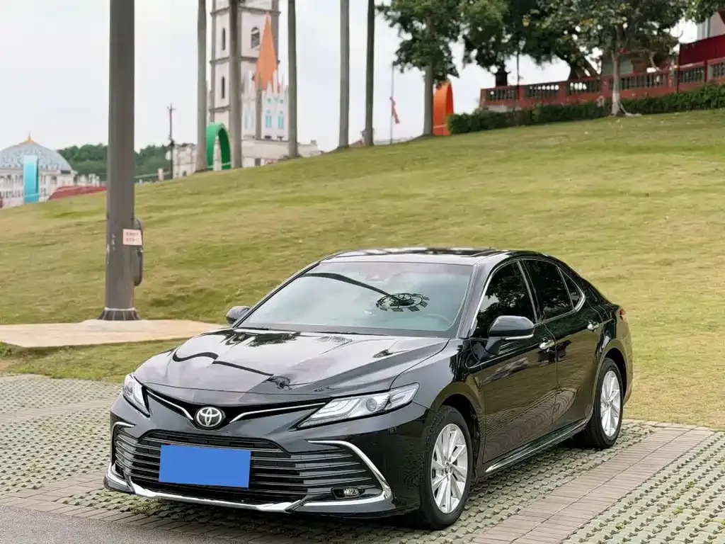 Toyota Camry — фото 1