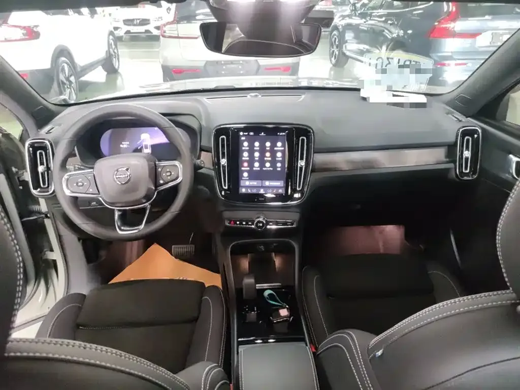 Volvo XC40 NEV — фото 9