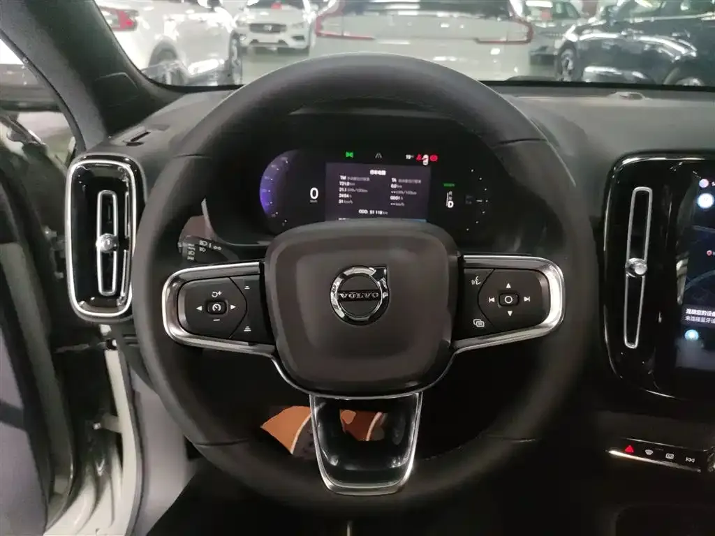 Volvo XC40 NEV — фото 7