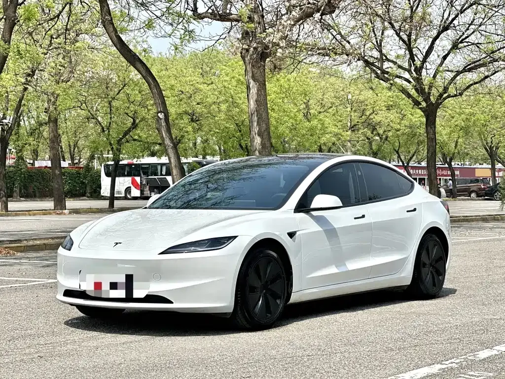 Tesla Model 3 — фото 1