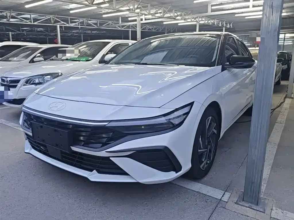 Hyundai Elantra — фото 1