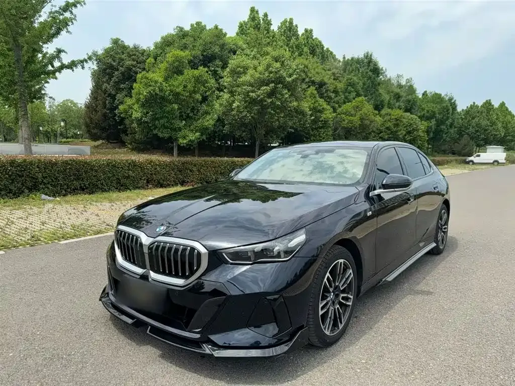 BMW 5 Series — фото 1