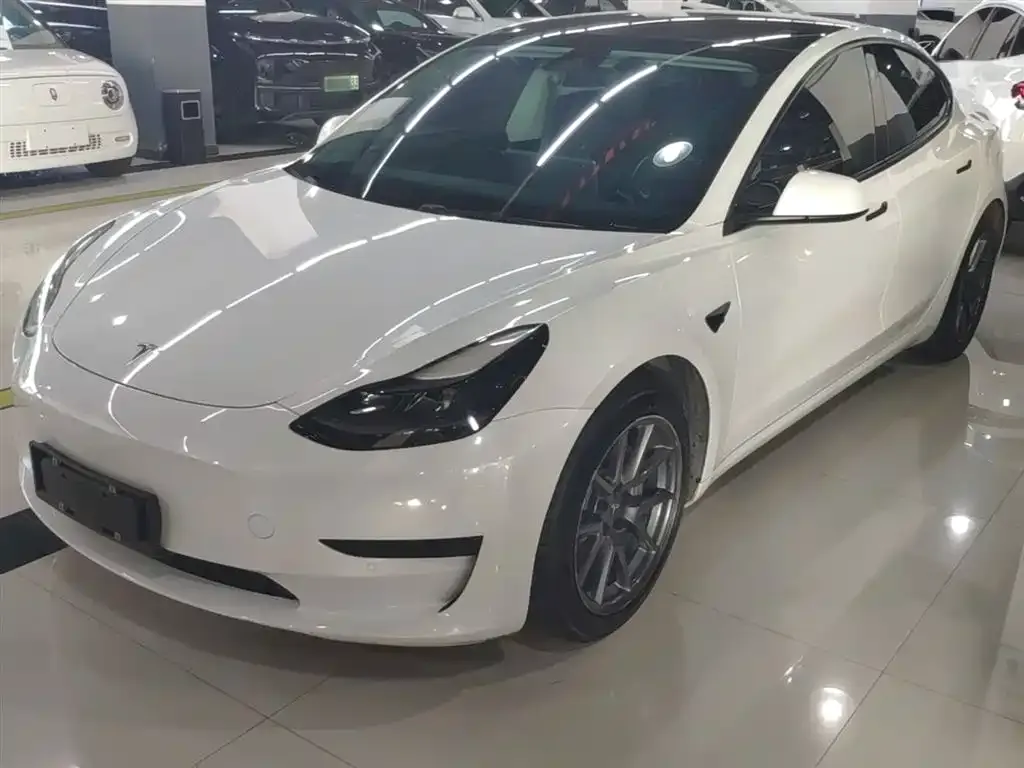 Tesla Model 3 — фото 1