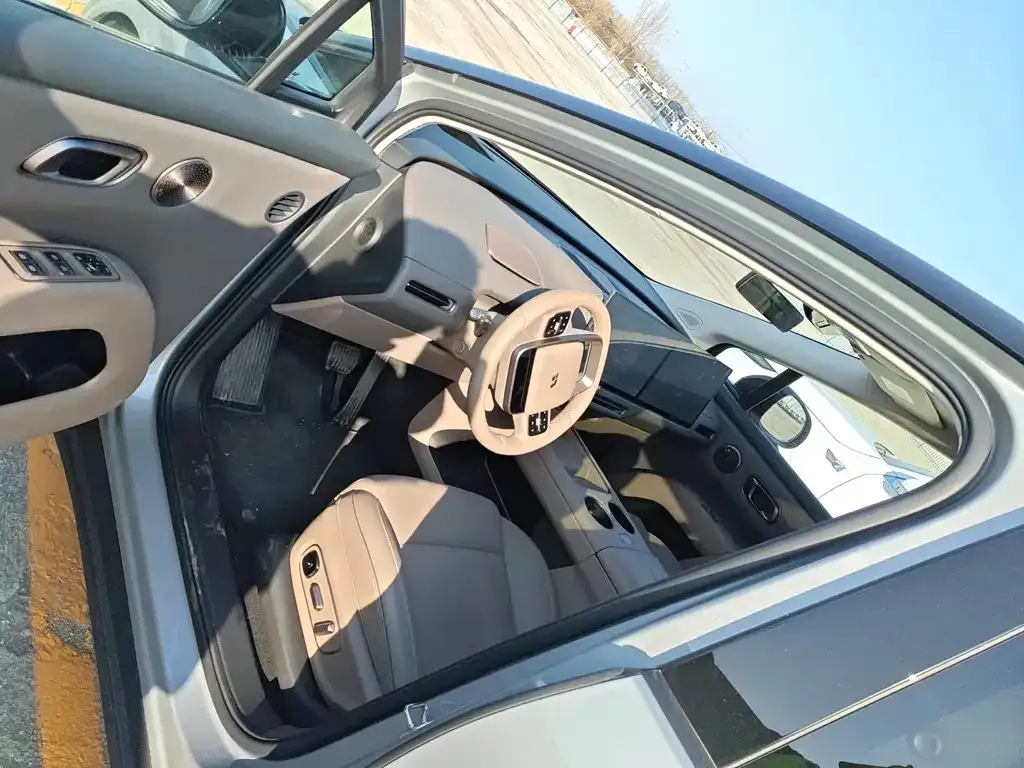 Li Auto i8 — фото 3