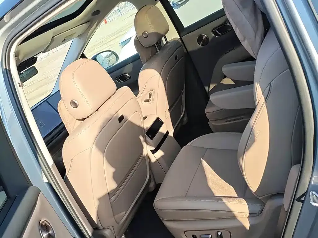 Li Auto i8 — фото 6