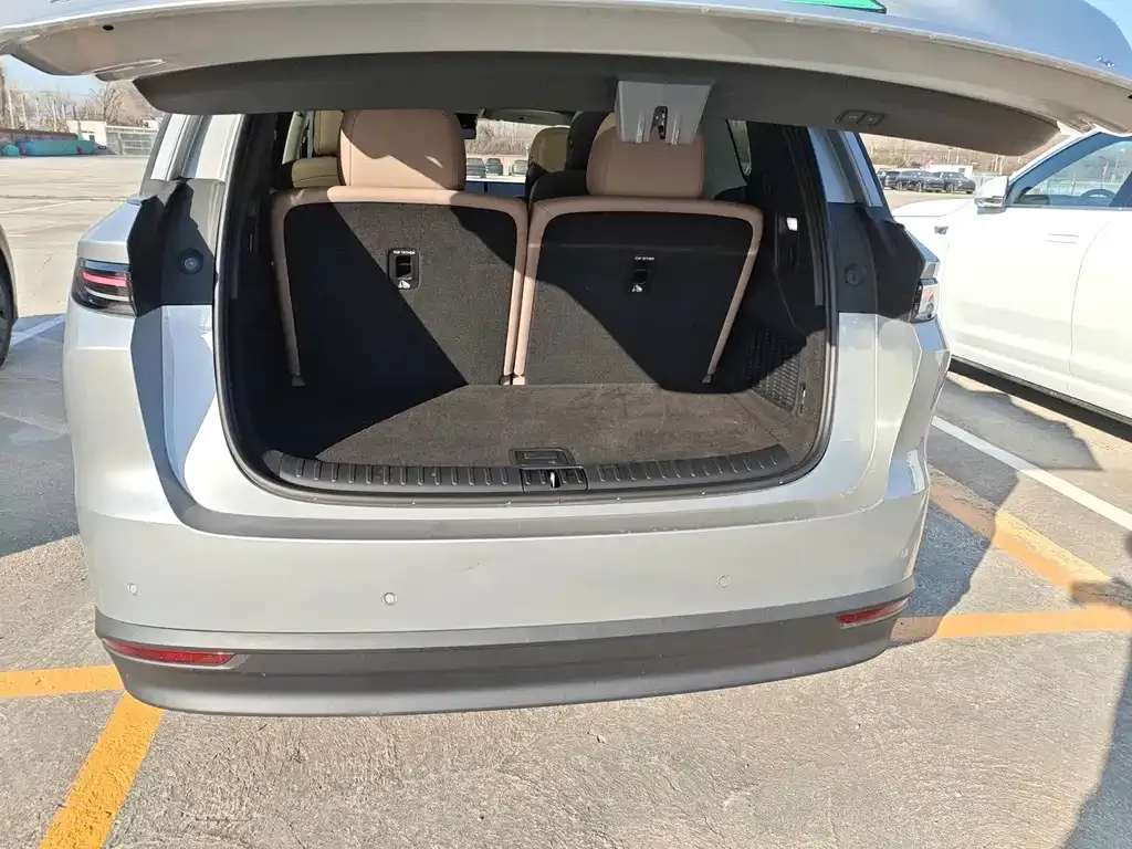 Li Auto i8 — фото 5