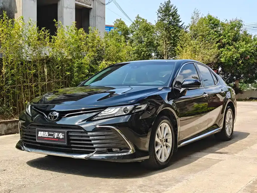 Toyota Camry — фото 1