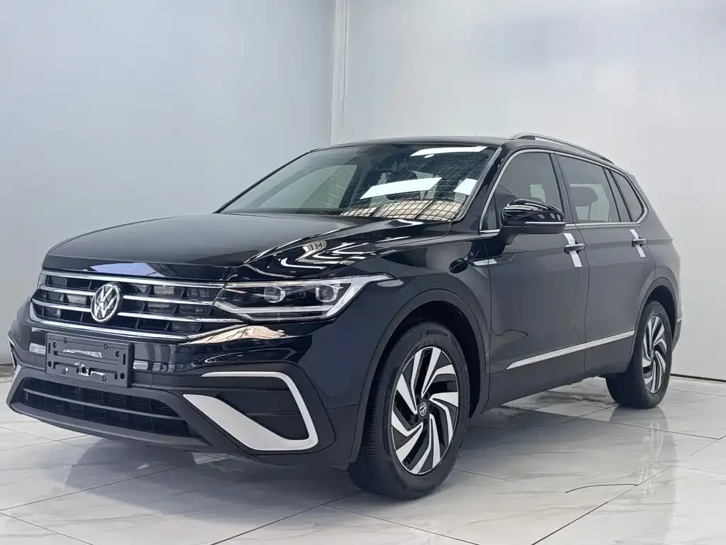 Volkswagen Tiguan L — фото 1