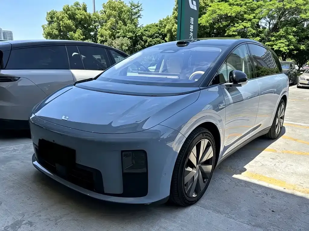 Li Auto i8 — фото 1