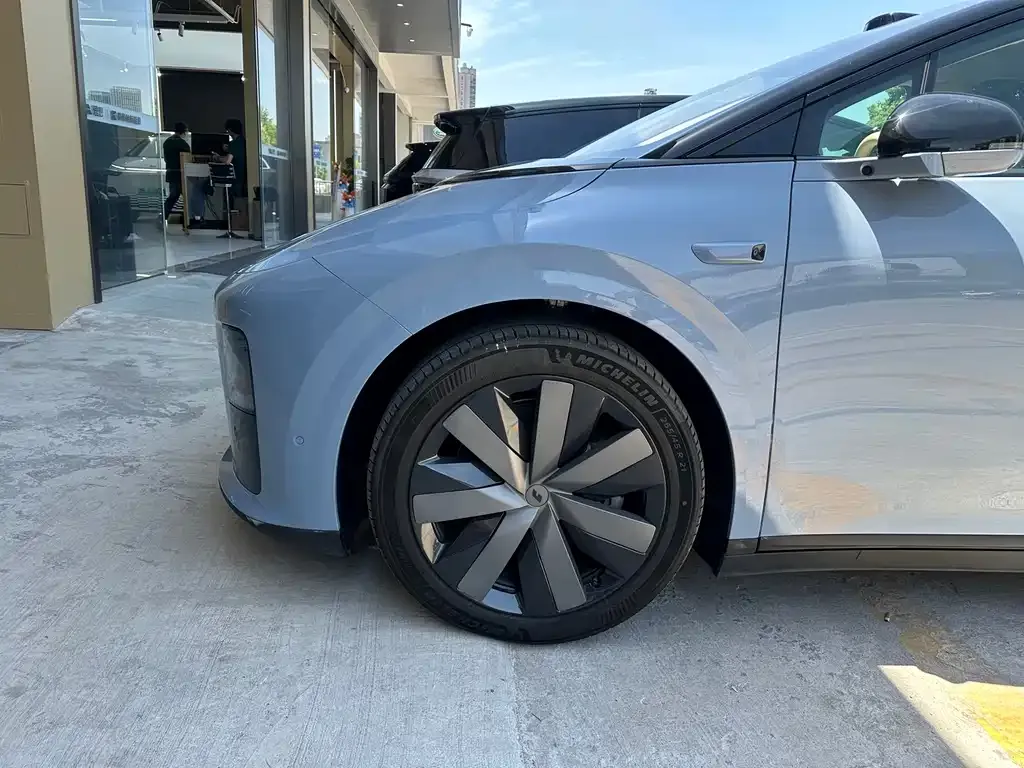 Li Auto i8 — фото 2