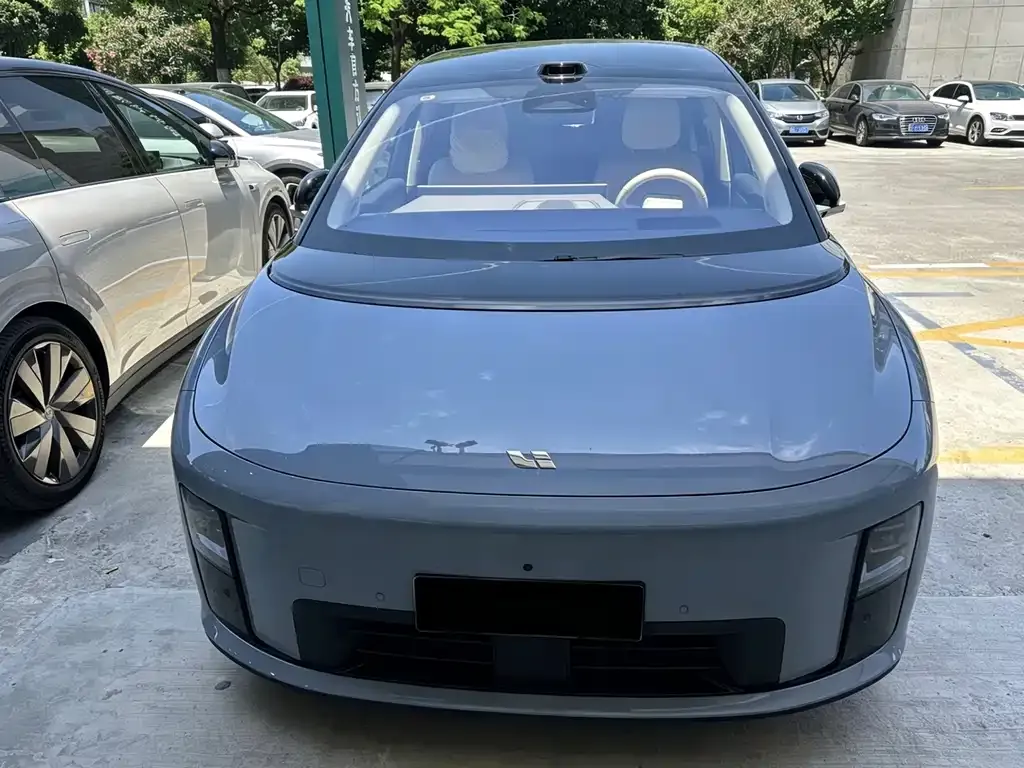 Li Auto i8 — фото 4