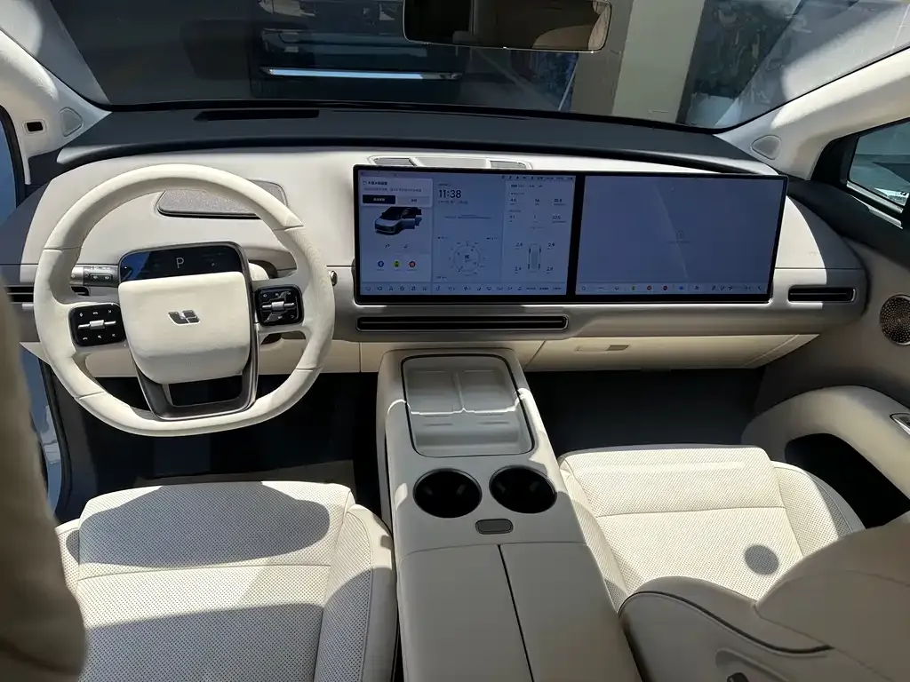 Li Auto i8 — фото 9