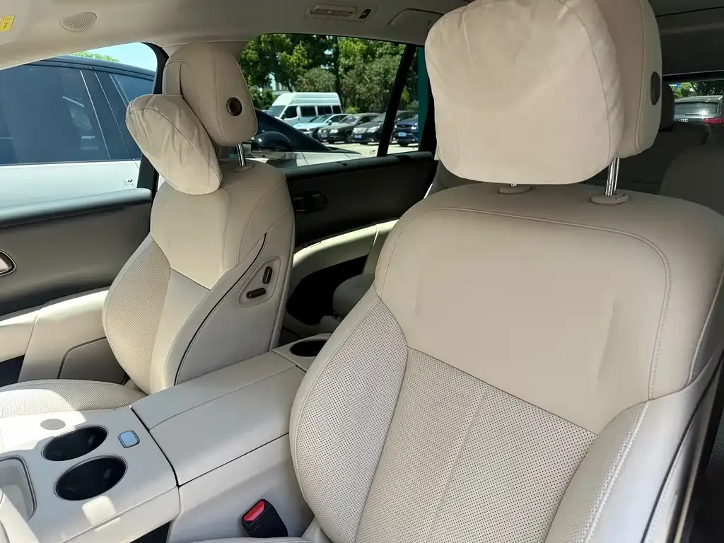 Li Auto i8 — фото 10
