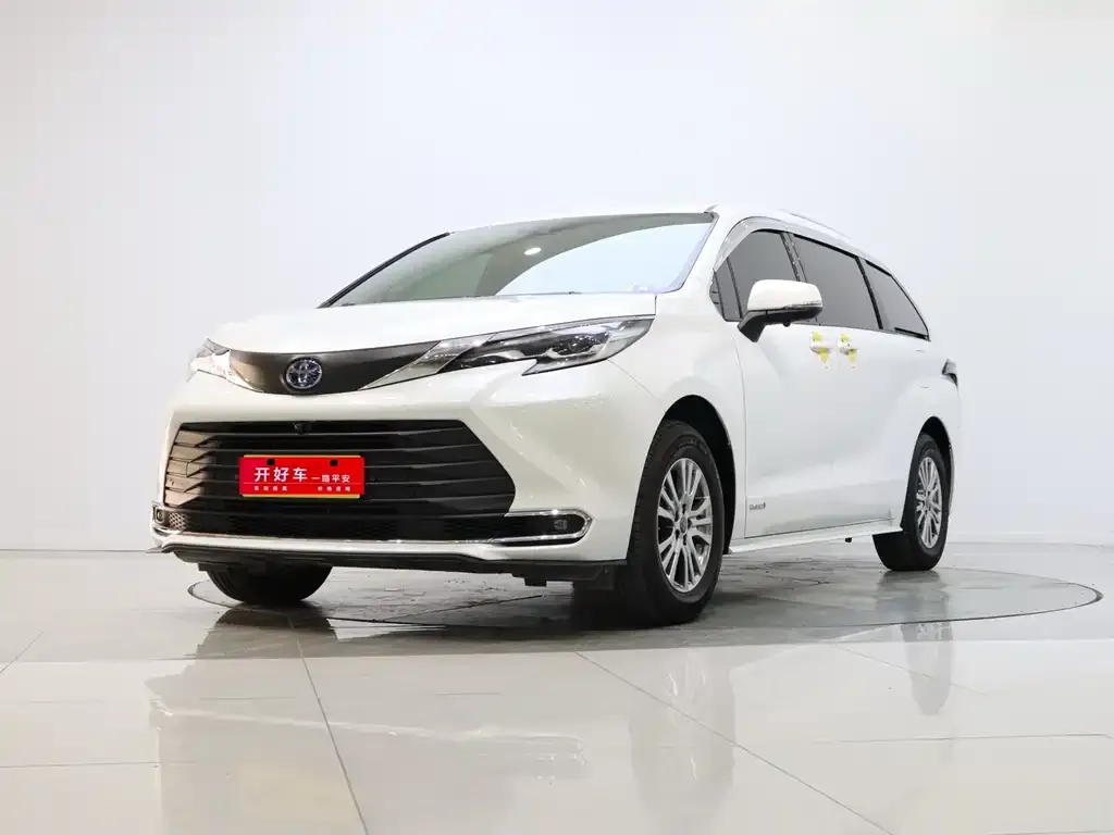 Toyota Sienna — фото 1