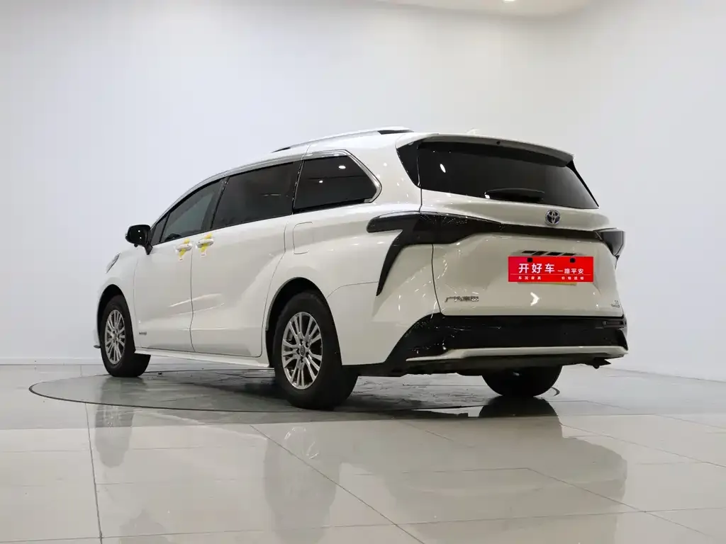 Toyota Sienna — фото 3