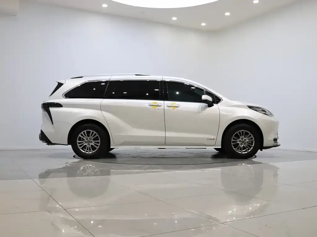 Toyota Sienna — фото 2