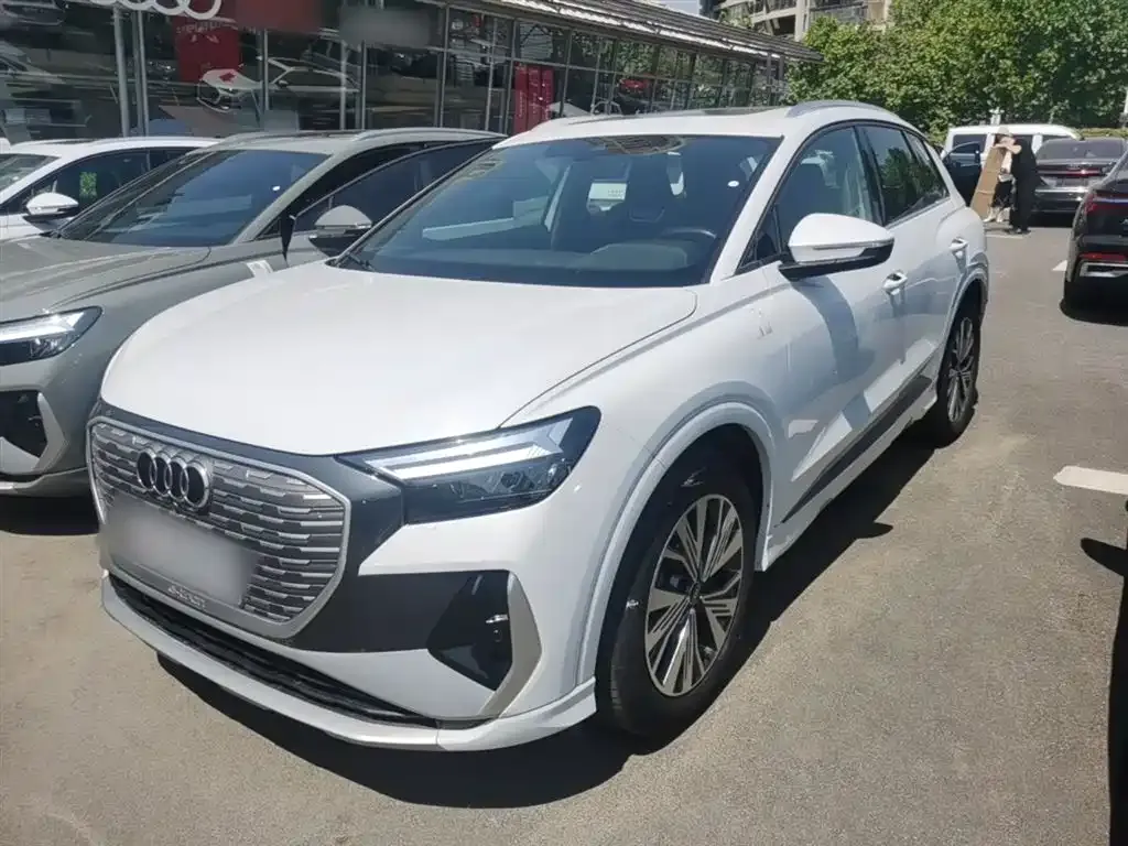 Audi Q4 e-tron — фото 1