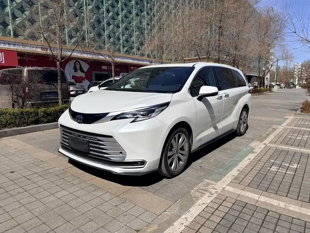 Toyota Sienna — фото 1