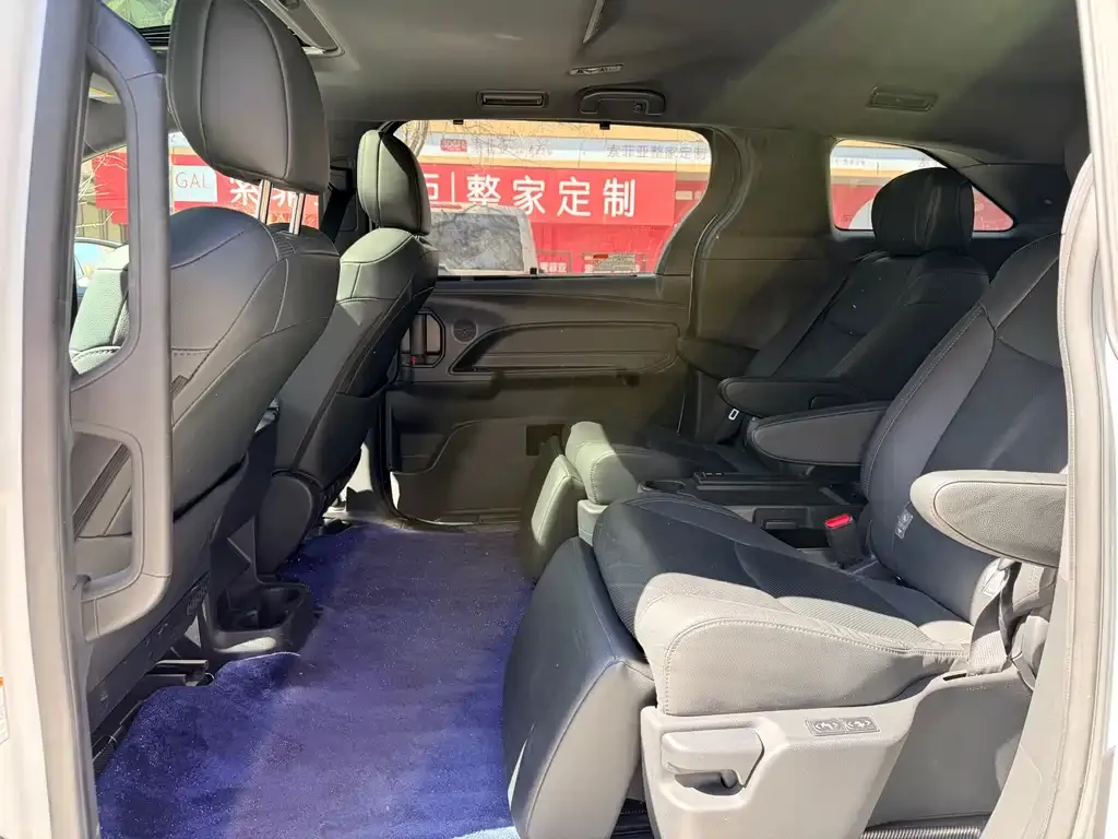Toyota Sienna — фото 2