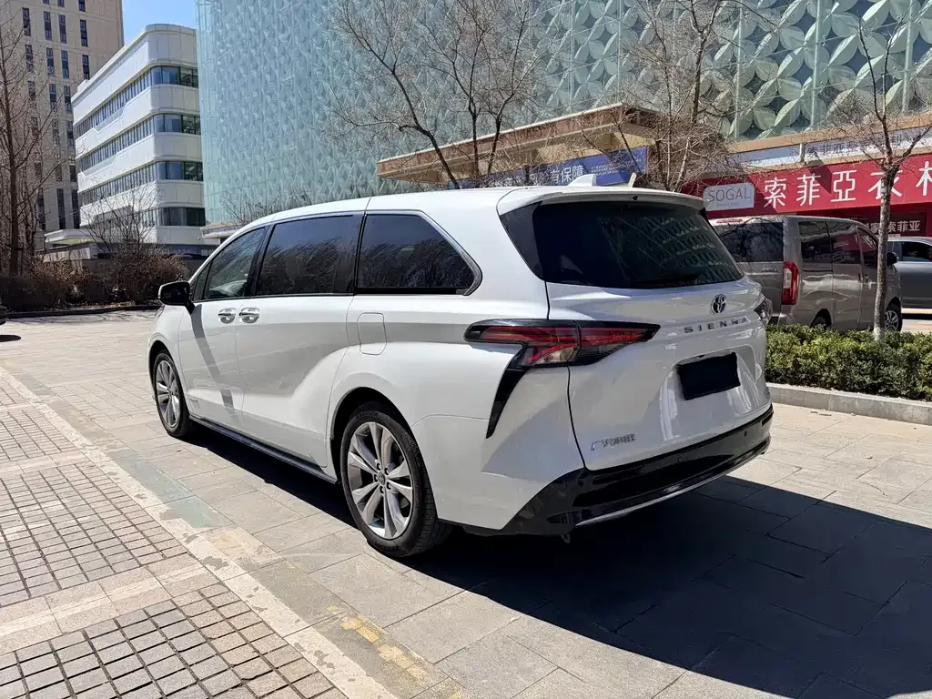Toyota Sienna — фото 5
